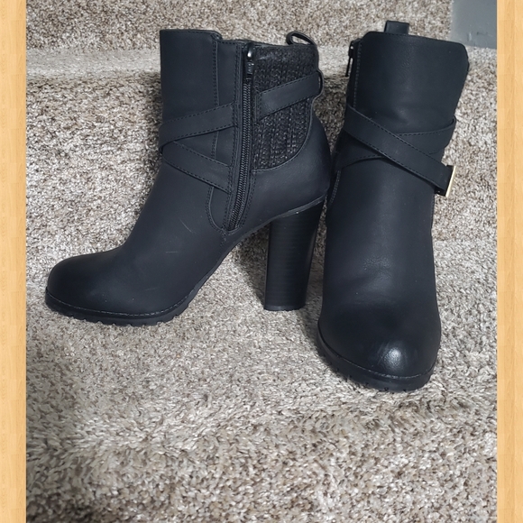 Ankle bootie - Picture 2 of 3